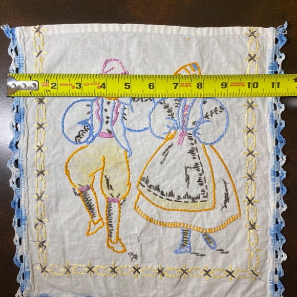 Vintage Linens Handmade Embroidered Dancing Couple Folk Art Table Scarf Hankie - Picture 6 of 7